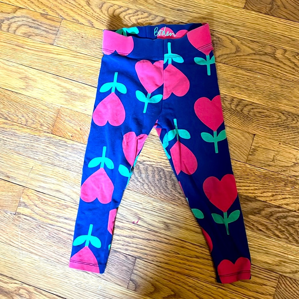 Navy Boden leggings with cutest heart flowers